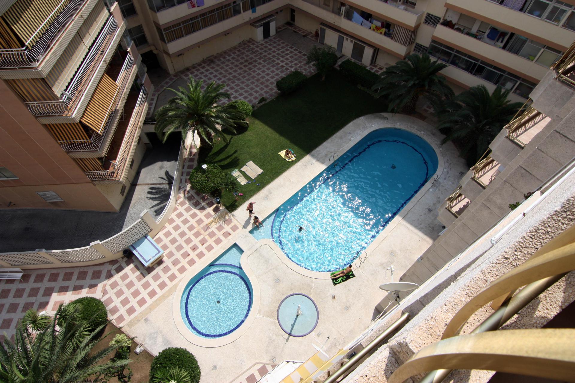 Piscine extérieure, bassin pour enfants et espace solarium